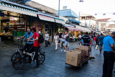 Jerusalem İsrail 24 Mayıs 2018 bilinmeyenli ve Jerusalem öğleden sonra Mahane Yehuda markette alışveriş insanlar