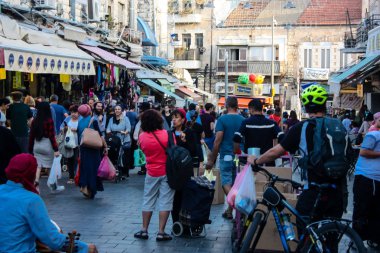 Jerusalem İsrail 24 Mayıs 2018 bilinmeyenli ve Jerusalem öğleden sonra Mahane Yehuda markette alışveriş insanlar