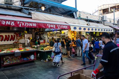 Jerusalem İsrail 24 Mayıs 2018 bilinmeyenli ve Jerusalem öğleden sonra Mahane Yehuda markette alışveriş insanlar