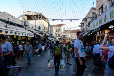 Jerusalem İsrail 24 Mayıs 2018 bilinmeyenli ve Jerusalem öğleden sonra Mahane Yehuda markette alışveriş insanlar