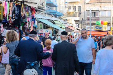 Jerusalem İsrail 24 Mayıs 2018 bilinmeyenli ve Jerusalem öğleden sonra Mahane Yehuda markette alışveriş insanlar