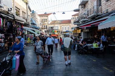 Jerusalem İsrail 24 Mayıs 2018 bilinmeyenli ve Jerusalem öğleden sonra Mahane Yehuda markette alışveriş insanlar