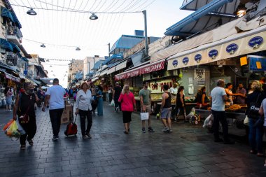 Jerusalem İsrail 24 Mayıs 2018 bilinmeyenli ve Jerusalem öğleden sonra Mahane Yehuda markette alışveriş insanlar