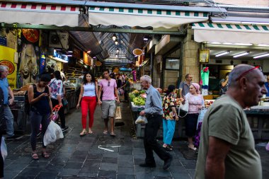 Jerusalem İsrail 24 Mayıs 2018 bilinmeyenli ve Jerusalem öğleden sonra Mahane Yehuda markette alışveriş insanlar