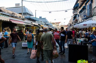 Jerusalem İsrail 24 Mayıs 2018 bilinmeyenli ve Jerusalem öğleden sonra Mahane Yehuda markette alışveriş insanlar