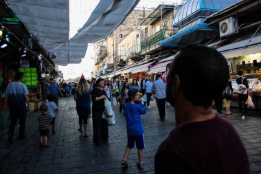 Jerusalem İsrail 24 Mayıs 2018 bilinmeyenli ve Jerusalem öğleden sonra Mahane Yehuda markette alışveriş insanlar