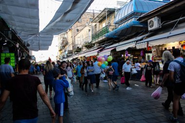 Jerusalem İsrail 24 Mayıs 2018 bilinmeyenli ve Jerusalem öğleden sonra Mahane Yehuda markette alışveriş insanlar