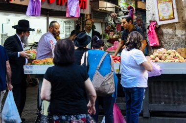 Jerusalem İsrail 24 Mayıs 2018 bilinmeyenli ve Jerusalem öğleden sonra Mahane Yehuda markette alışveriş insanlar