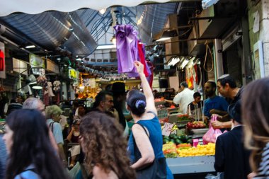 Jerusalem İsrail 24 Mayıs 2018 bilinmeyenli ve Jerusalem öğleden sonra Mahane Yehuda markette alışveriş insanlar