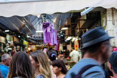 Jerusalem İsrail 24 Mayıs 2018 bilinmeyenli ve Jerusalem öğleden sonra Mahane Yehuda markette alışveriş insanlar