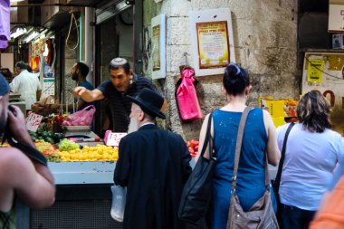 Jerusalem İsrail 24 Mayıs 2018 bilinmeyenli ve Jerusalem öğleden sonra Mahane Yehuda markette alışveriş insanlar
