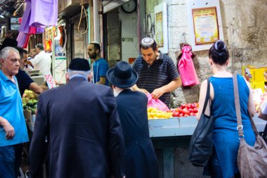 Jerusalem İsrail 24 Mayıs 2018 bilinmeyenli ve Jerusalem öğleden sonra Mahane Yehuda markette alışveriş insanlar