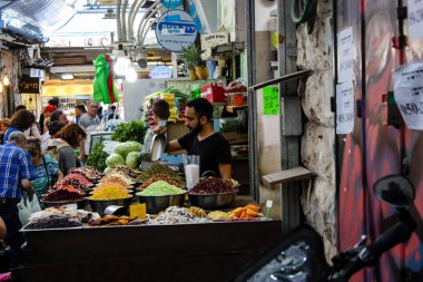 Jerusalem İsrail 24 Mayıs 2018 bilinmeyenli ve Jerusalem öğleden sonra Mahane Yehuda markette alışveriş insanlar