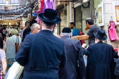 Jerusalem İsrail 24 Mayıs 2018 bilinmeyenli ve Jerusalem öğleden sonra Mahane Yehuda markette alışveriş insanlar