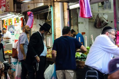 Jerusalem İsrail 24 Mayıs 2018 bilinmeyenli ve Jerusalem öğleden sonra Mahane Yehuda markette alışveriş insanlar
