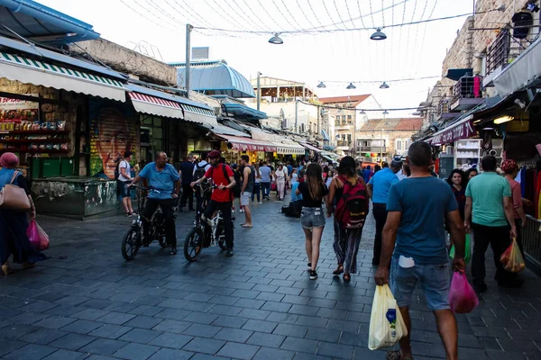 Jerusalem İsrail 24 Mayıs 2018 bilinmeyenli ve Jerusalem öğleden sonra Mahane Yehuda markette alışveriş insanlar