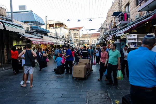 Jerusalem İsrail 24 Mayıs 2018 bilinmeyenli ve Jerusalem öğleden sonra Mahane Yehuda markette alışveriş insanlar