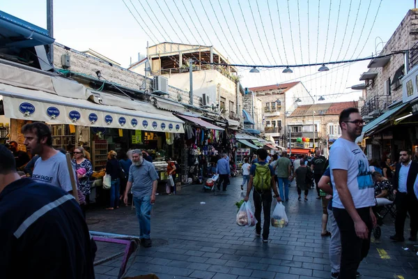 Jerusalem İsrail 24 Mayıs 2018 bilinmeyenli ve Jerusalem öğleden sonra Mahane Yehuda markette alışveriş insanlar