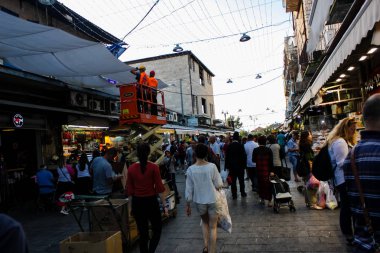 Jerusalem İsrail 24 Mayıs 2018 bilinmeyenli ve Jerusalem öğleden sonra Mahane Yehuda markette alışveriş insanlar