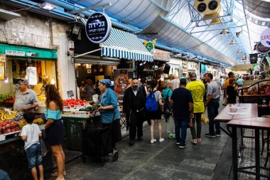 Jerusalem İsrail 24 Mayıs 2018 bilinmeyenli ve Jerusalem öğleden sonra Mahane Yehuda markette alışveriş insanlar