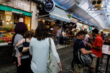 Jerusalem İsrail 24 Mayıs 2018 bilinmeyenli ve Jerusalem öğleden sonra Mahane Yehuda markette alışveriş insanlar