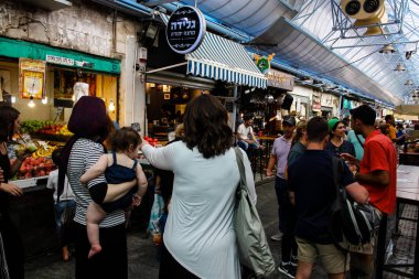 Jerusalem İsrail 24 Mayıs 2018 bilinmeyenli ve Jerusalem öğleden sonra Mahane Yehuda markette alışveriş insanlar
