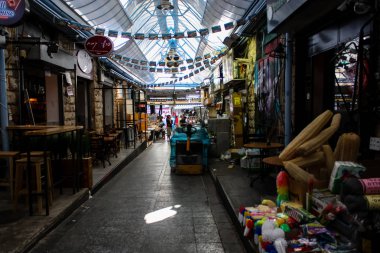 Jerusalem İsrail 24 Mayıs 2018 bilinmeyenli ve Jerusalem öğleden sonra Mahane Yehuda markette alışveriş insanlar