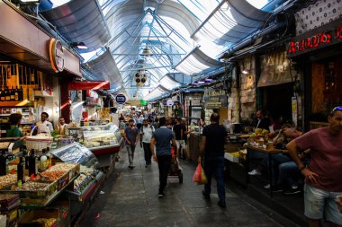 Jerusalem İsrail 24 Mayıs 2018 bilinmeyenli ve Jerusalem öğleden sonra Mahane Yehuda markette alışveriş insanlar