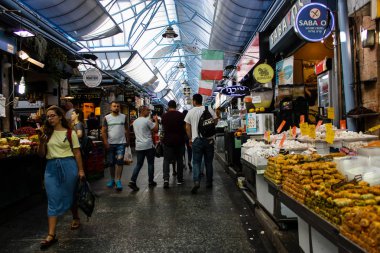 Jerusalem İsrail 24 Mayıs 2018 bilinmeyenli ve Jerusalem öğleden sonra Mahane Yehuda markette alışveriş insanlar