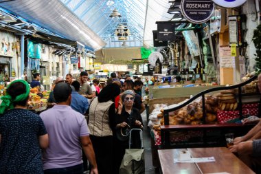 Jerusalem İsrail 24 Mayıs 2018 bilinmeyenli ve Jerusalem öğleden sonra Mahane Yehuda markette alışveriş insanlar