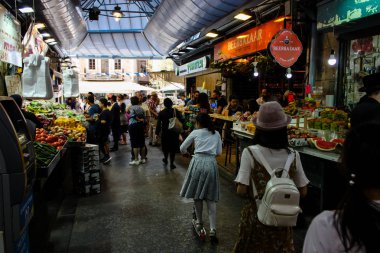 Jerusalem İsrail 24 Mayıs 2018 bilinmeyenli ve Jerusalem öğleden sonra Mahane Yehuda markette alışveriş insanlar