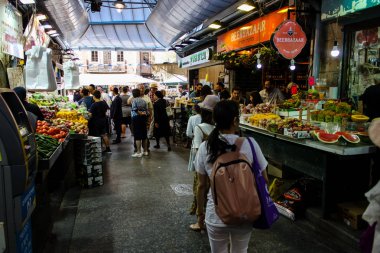 Jerusalem İsrail 24 Mayıs 2018 bilinmeyenli ve Jerusalem öğleden sonra Mahane Yehuda markette alışveriş insanlar
