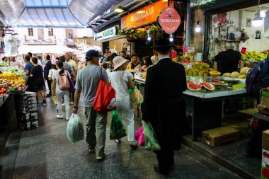 Jerusalem İsrail 24 Mayıs 2018 bilinmeyenli ve Jerusalem öğleden sonra Mahane Yehuda markette alışveriş insanlar