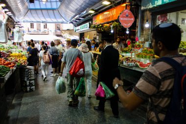 Jerusalem İsrail 24 Mayıs 2018 bilinmeyenli ve Jerusalem öğleden sonra Mahane Yehuda markette alışveriş insanlar