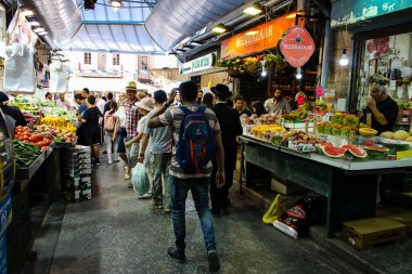 Jerusalem İsrail 24 Mayıs 2018 bilinmeyenli ve Jerusalem öğleden sonra Mahane Yehuda markette alışveriş insanlar
