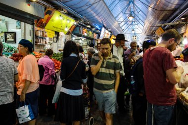 Jerusalem İsrail 24 Mayıs 2018 bilinmeyenli ve Jerusalem öğleden sonra Mahane Yehuda markette alışveriş insanlar