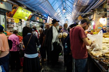 Jerusalem İsrail 24 Mayıs 2018 bilinmeyenli ve Jerusalem öğleden sonra Mahane Yehuda markette alışveriş insanlar