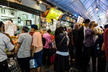 Jerusalem İsrail 24 Mayıs 2018 bilinmeyenli ve Jerusalem öğleden sonra Mahane Yehuda markette alışveriş insanlar