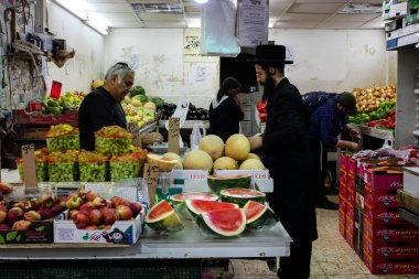Jerusalem İsrail 24 Mayıs 2018 bilinmeyenli ve Jerusalem öğleden sonra Mahane Yehuda markette alışveriş insanlar