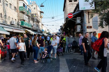 Jerusalem İsrail 24 Mayıs 2018 bilinmeyenli ve Jerusalem öğleden sonra Mahane Yehuda markette alışveriş insanlar