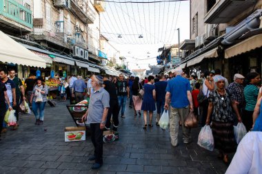 Jerusalem İsrail 24 Mayıs 2018 bilinmeyenli ve Jerusalem öğleden sonra Mahane Yehuda markette alışveriş insanlar