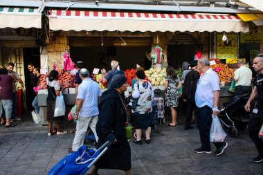 Jerusalem İsrail 24 Mayıs 2018 bilinmeyenli ve Jerusalem öğleden sonra Mahane Yehuda markette alışveriş insanlar