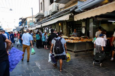 Jerusalem İsrail 24 Mayıs 2018 bilinmeyenli ve Jerusalem öğleden sonra Mahane Yehuda markette alışveriş insanlar