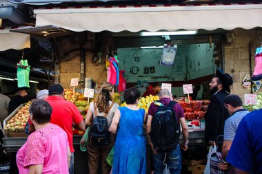 Jerusalem İsrail 24 Mayıs 2018 bilinmeyenli ve Jerusalem öğleden sonra Mahane Yehuda markette alışveriş insanlar