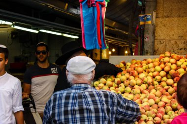 Jerusalem İsrail 24 Mayıs 2018 bilinmeyenli ve Jerusalem öğleden sonra Mahane Yehuda markette alışveriş insanlar