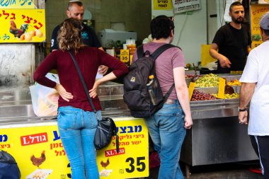 Jerusalem İsrail 24 Mayıs 2018 bilinmeyenli ve Jerusalem öğleden sonra Mahane Yehuda markette alışveriş insanlar