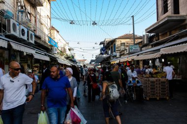Jerusalem İsrail 24 Mayıs 2018 bilinmeyenli ve Jerusalem öğleden sonra Mahane Yehuda markette alışveriş insanlar