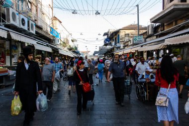 Jerusalem İsrail 24 Mayıs 2018 bilinmeyenli ve Jerusalem öğleden sonra Mahane Yehuda markette alışveriş insanlar