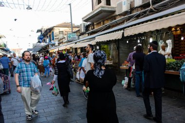 Jerusalem İsrail 24 Mayıs 2018 bilinmeyenli ve Jerusalem öğleden sonra Mahane Yehuda markette alışveriş insanlar