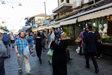 Jerusalem İsrail 24 Mayıs 2018 bilinmeyenli ve Jerusalem öğleden sonra Mahane Yehuda markette alışveriş insanlar